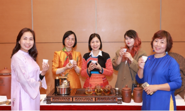 Chén trà Shanam & Câu chuyện gắn kết: Phu nhân Chủ tịch Quốc hội mời trà Nhóm Phụ nữ Cộng đồng ASEAN