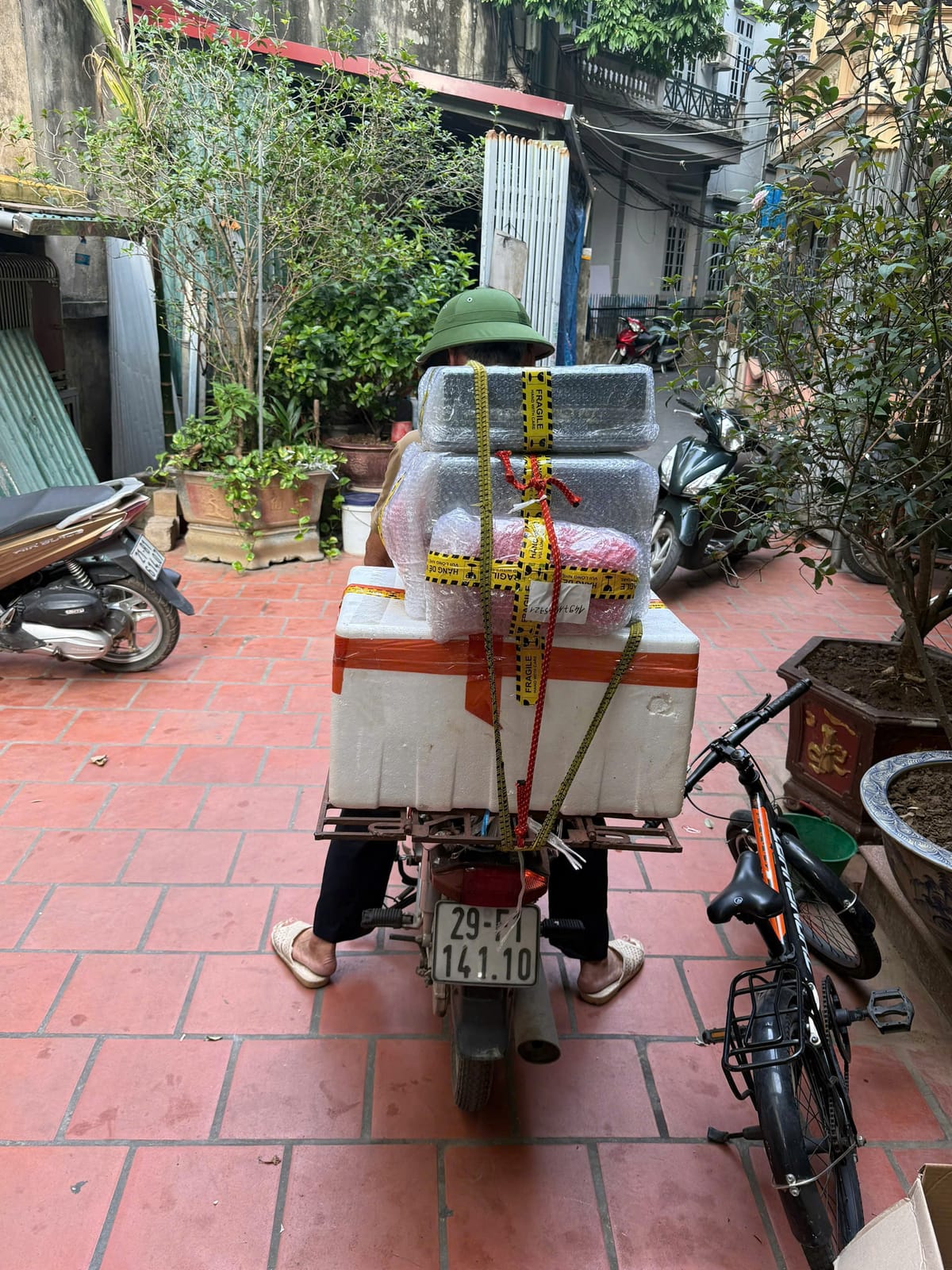 Thùng xốp giữ nhiệt chuẩn bị lên đường đi tỉnh xa