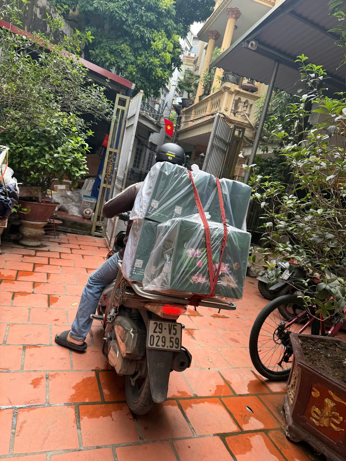 Mang trà sen Tây Hồ đến mọi miền Tổ quốc — cảm ơn những người đã tin Minh Trí