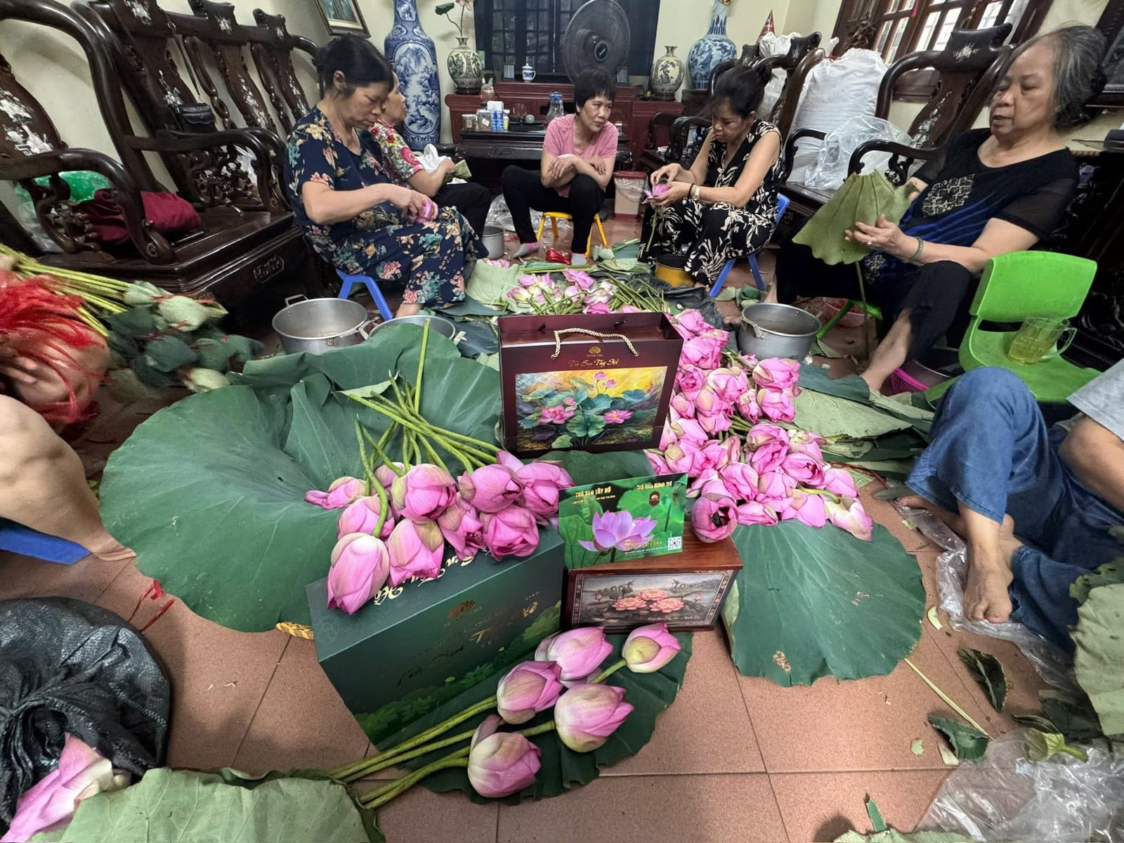 Các nghệ nhân ướp trà sen thủ công tại nhà Minh Trí